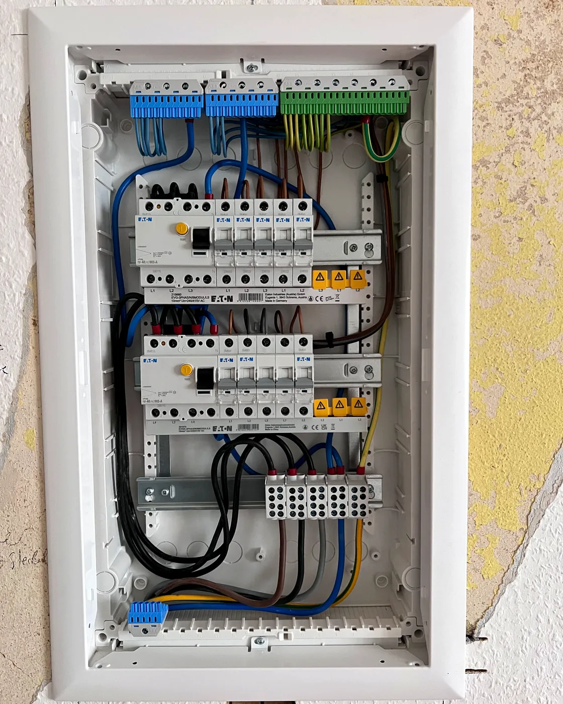 Fertig verdrahtete Unterverteilung in einem Wohnhaus